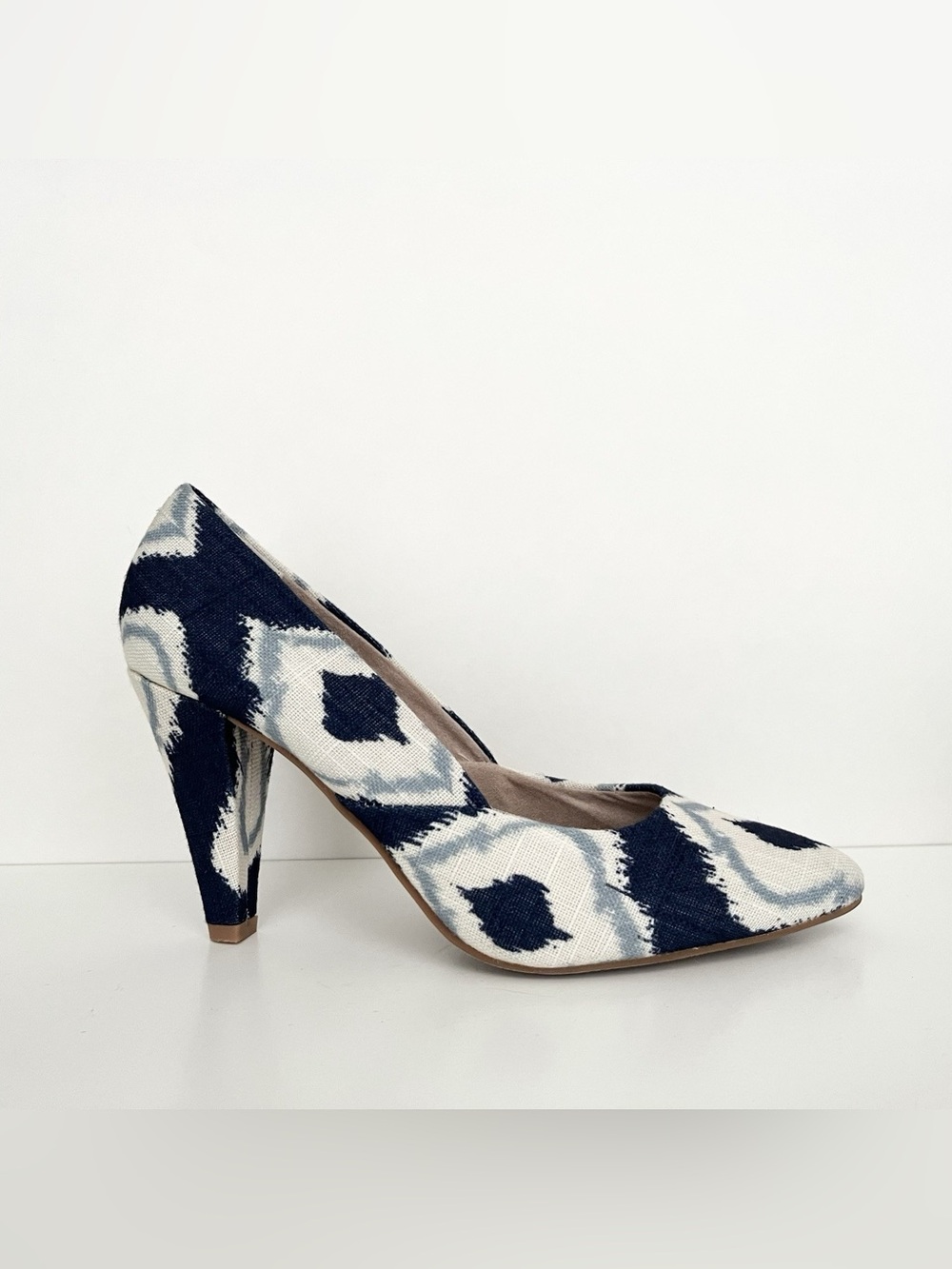 NEW Seychelles Anthropologie Pumps Heels Size 7 Blue Ikat Fabric Resort Summer